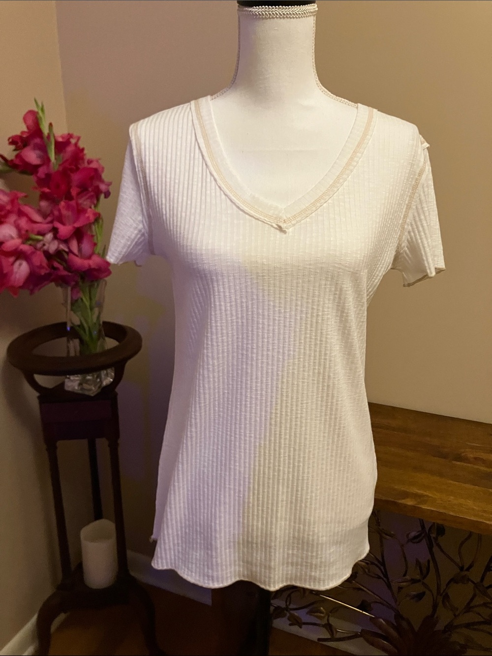 POL Cream  Ribbed Knit V-Neck Short Sleeve Top with camel stitching